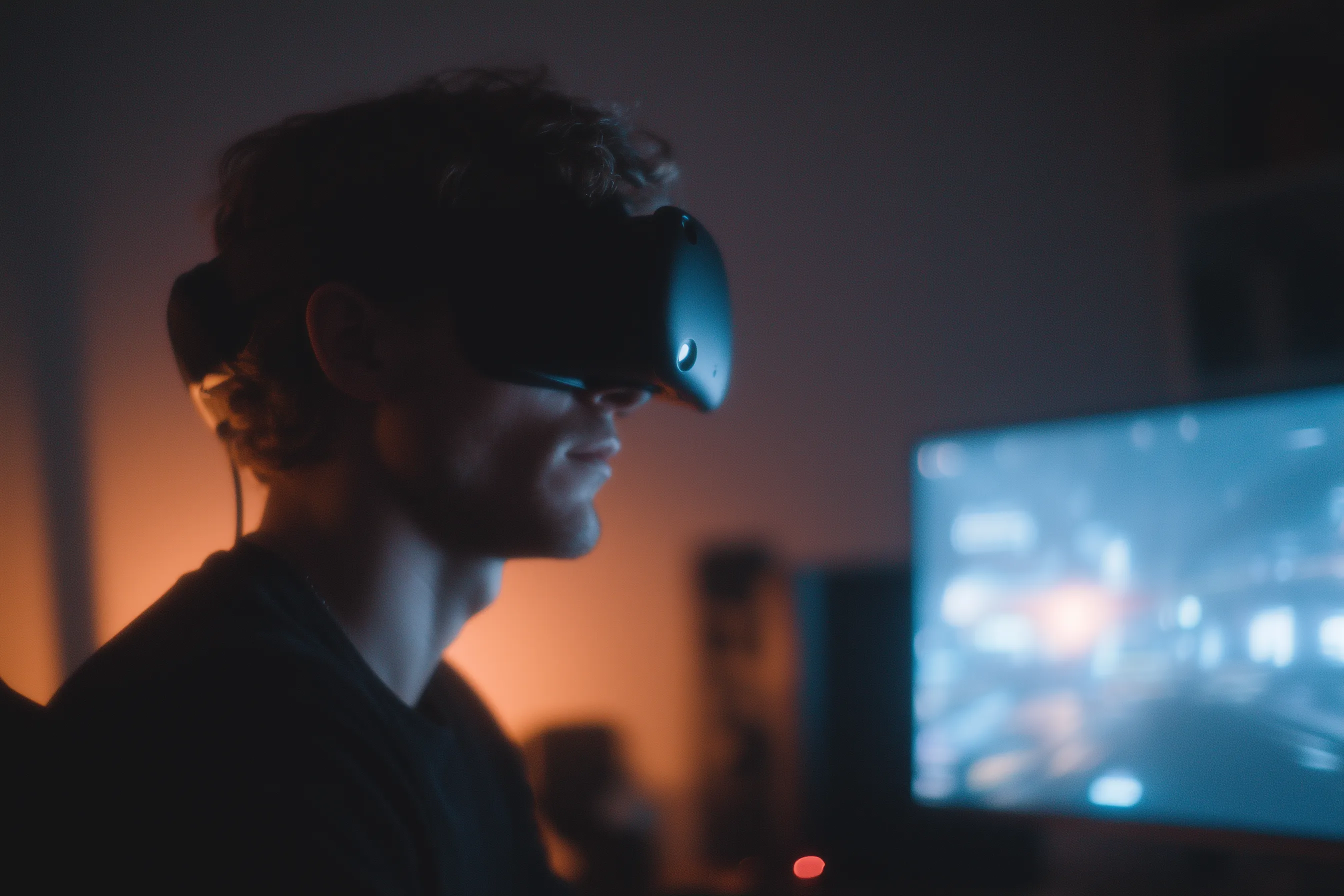 _a_gamer_wearing_fpv_goggles_sitting_in_front_of_a_compu